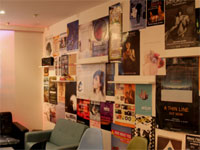 英会話カフェ・バー LanCul [ランカル]の店内：壁には海外から取り寄せたポスターがずらり